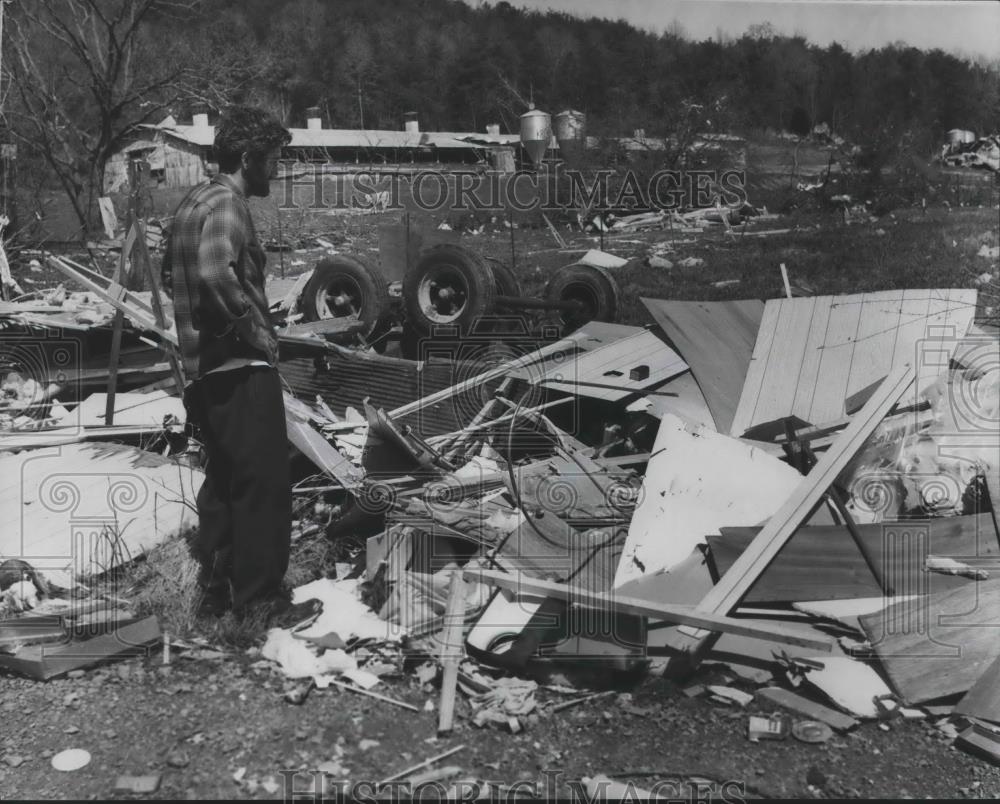 1976 Press Photo James Farley's family home destroyed by tornado, Alabama - Historic Images