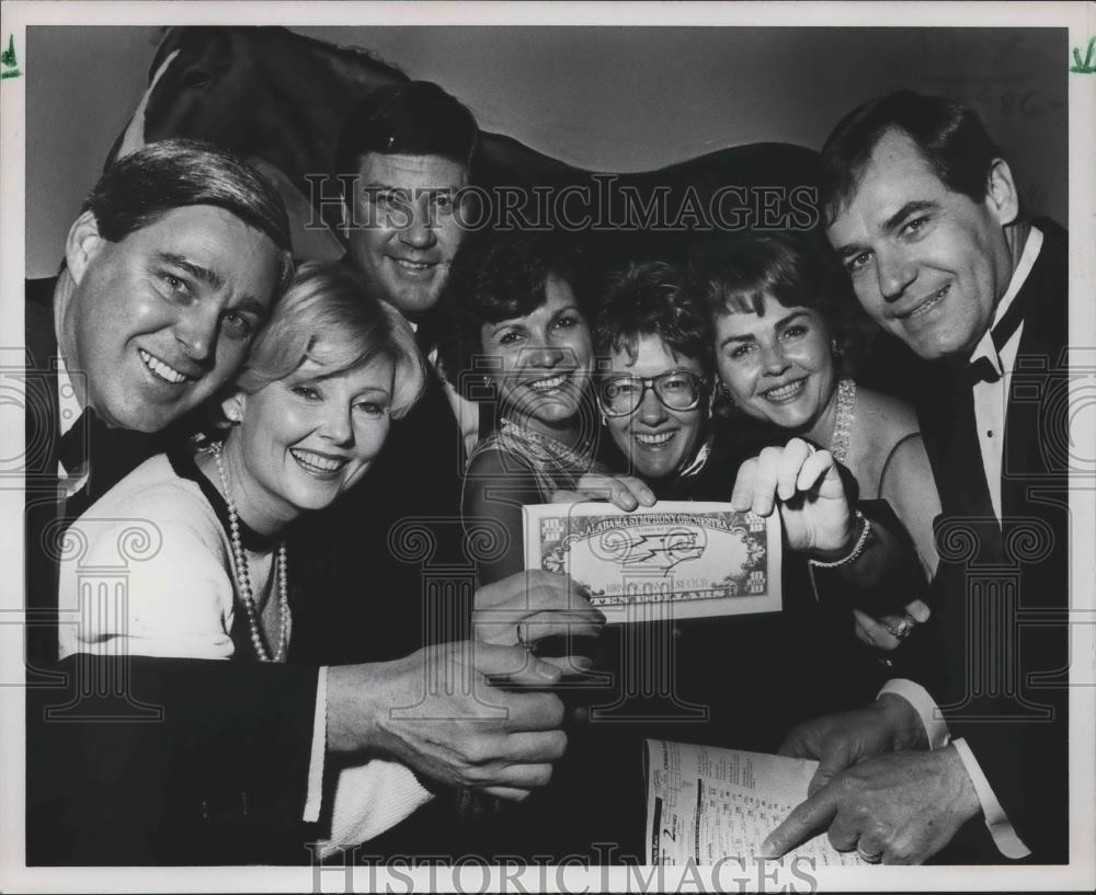 1987 Press Photo Judy Thompson &amp; others at Birmingham Turf Club, Alabama - Historic Images