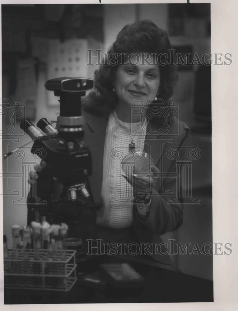 1985 Press Photo Instructor Dr. Janice Roberts in lab at Jefferson State - Historic Images