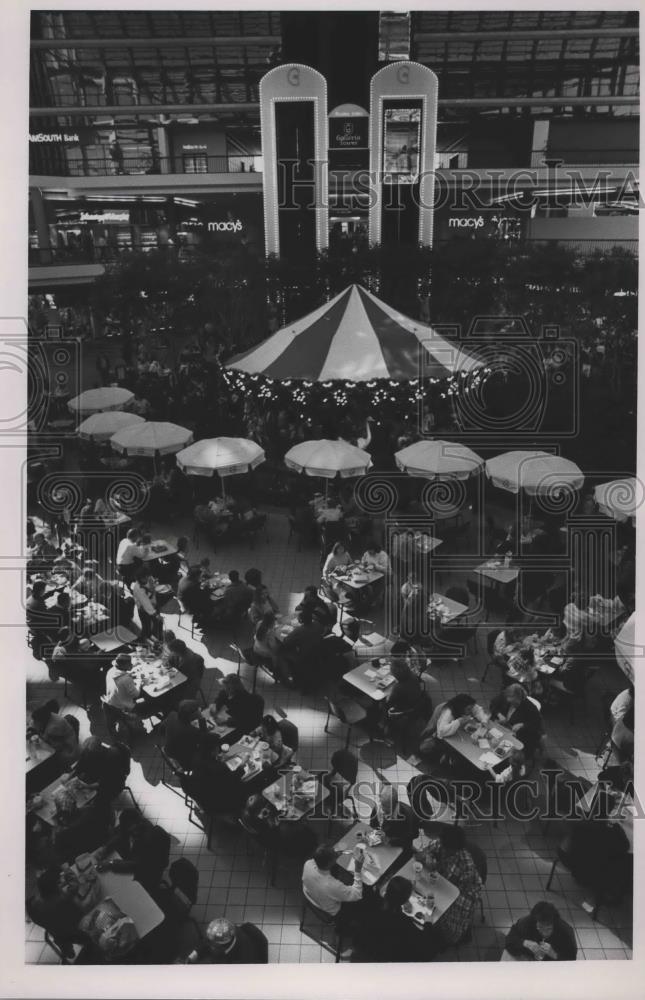 1988 Press Photo Riverchase Galleria shoppers dining in the Food Court - Historic Images