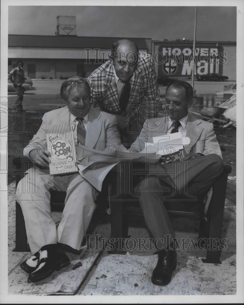 1977 Press Photo Mayor John Hodnett and Hoover Mall owner Hal Tillman at mall - Historic Images