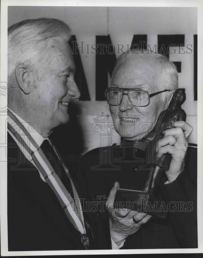 1980 Press Photo Brigadier Smith shows award to speaker Edward Johnson - Historic Images