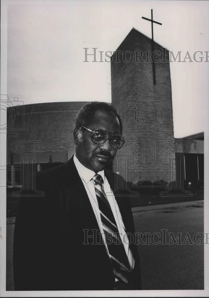 1988 Press Photo Reverend N. H. Smith, Pastor of the new Pilgrim Baptist Church - Historic Images