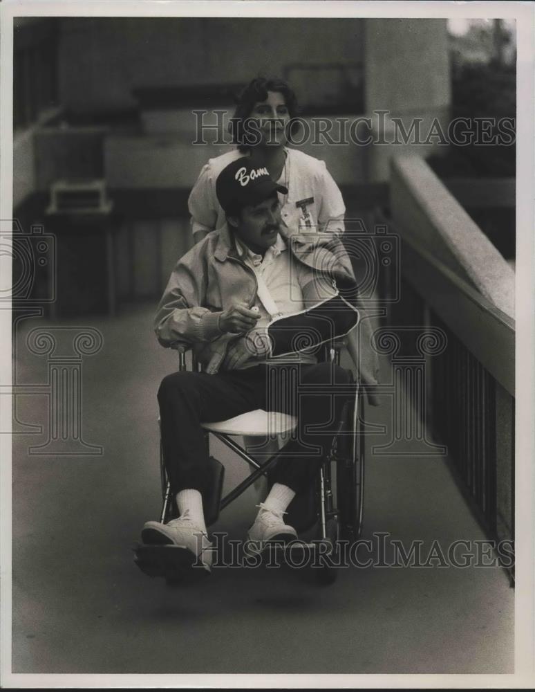 1988 Press Photo Mike Thomas is helped to leave hospital by nurse Becky Langer - Historic Images