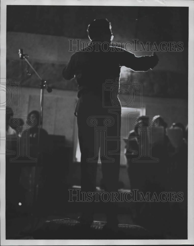 1987 Press Photo Hugh Thomas directs the Birmingham-Southern Choir, Alabama - Historic Images