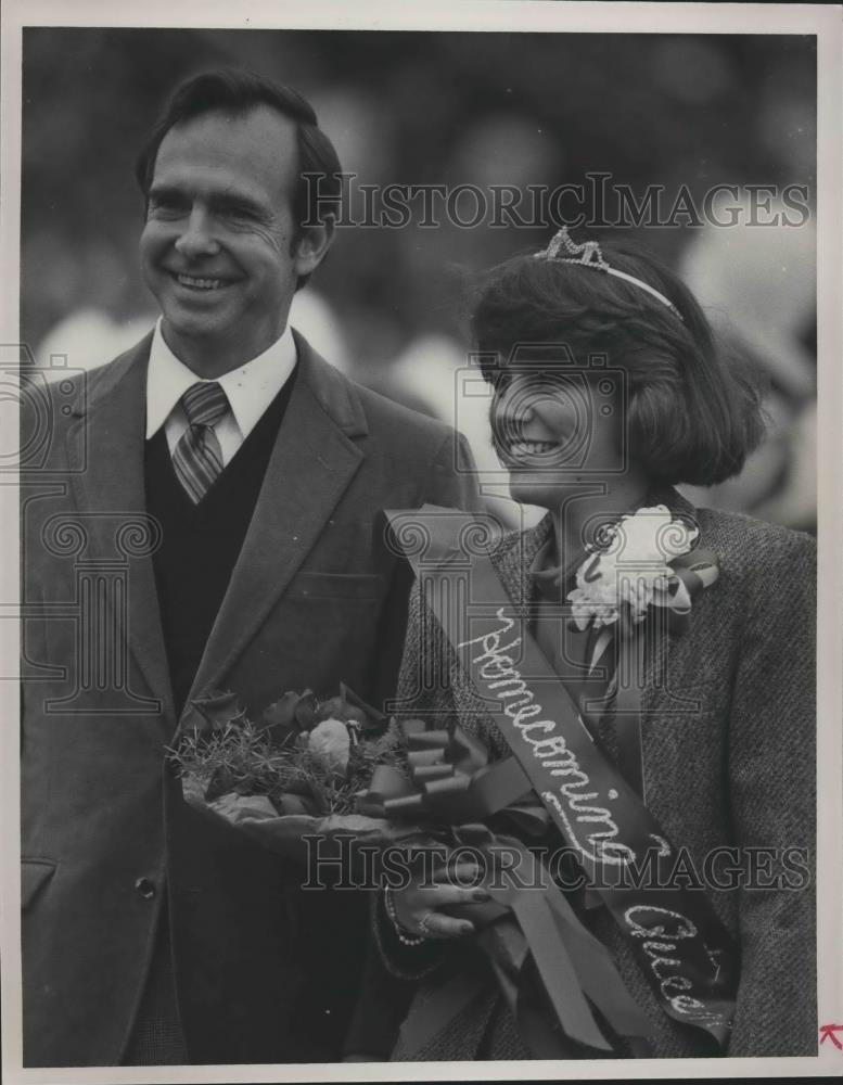 1985 Press Photo University of Alabama President With Homecoming Queen - Historic Images