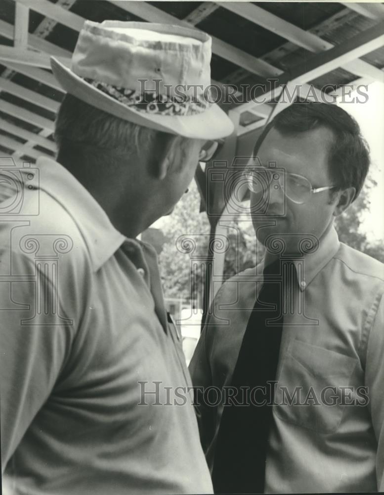 1980 Press Photo Politician Donald Stewart Talks to David McCain - abna40382 - Historic Images
