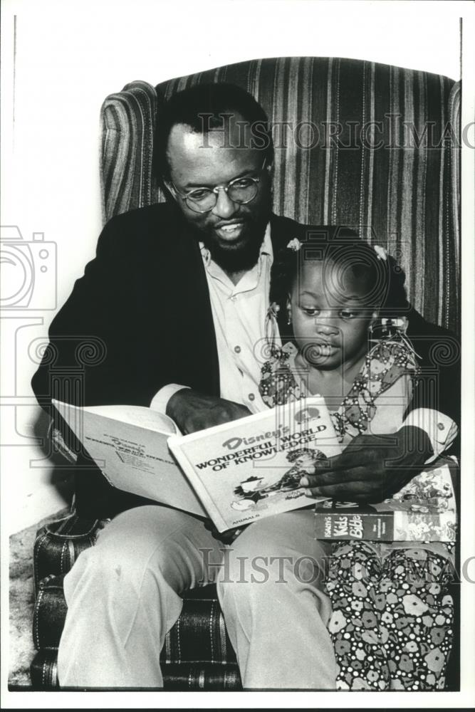 1991 Press Photo Revered Curtis Steel reading book to Candice - abna40395 - Historic Images