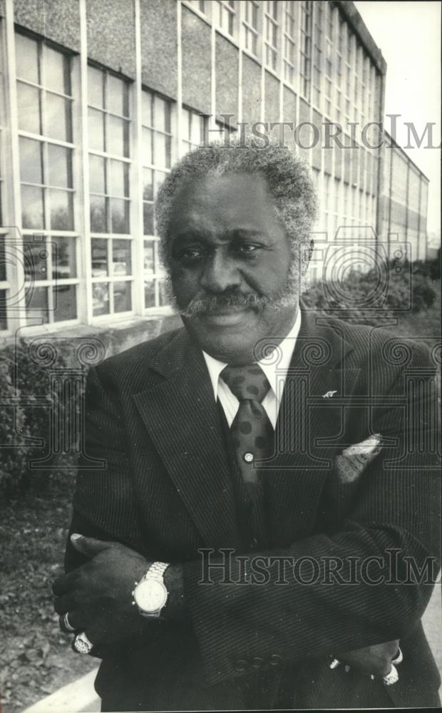 1979 Press Photo Abrams Principal Bonds Henderson pictured outside of school - Historic Images