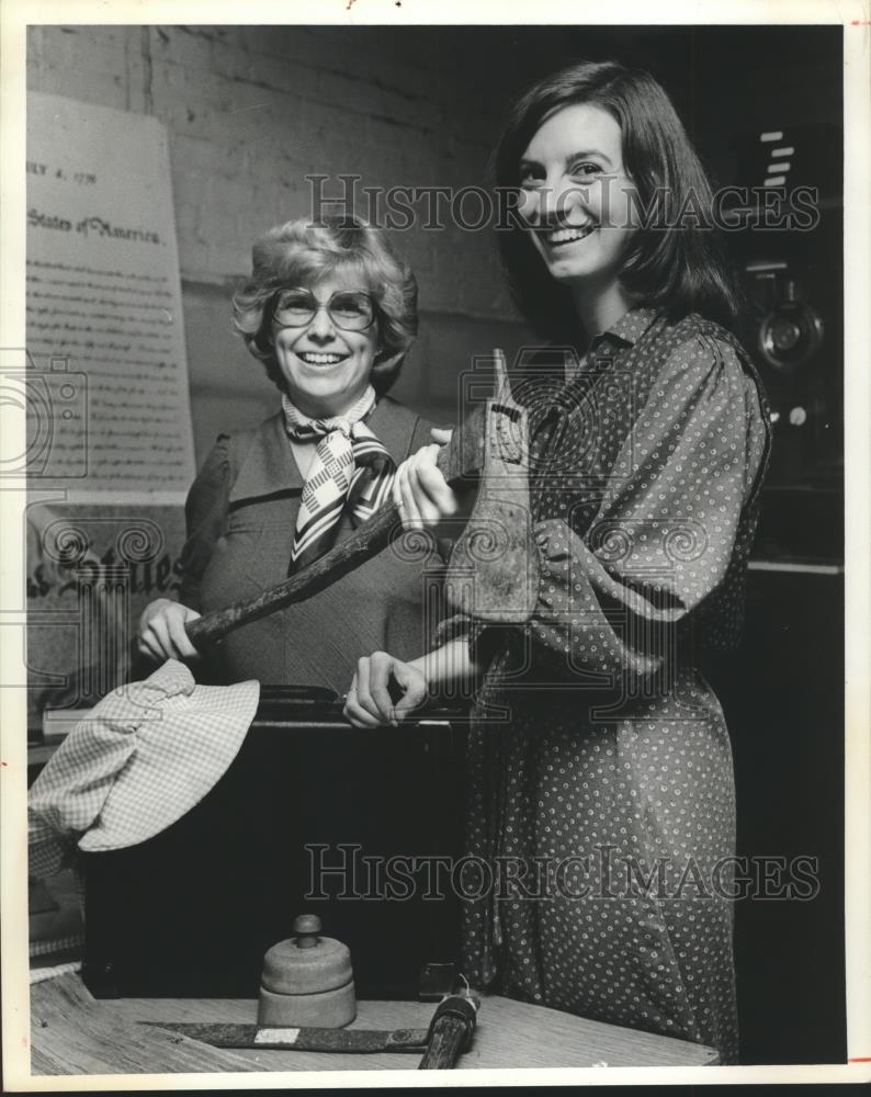 1978 Press Photo Hall of History staff members show outreach materials, Bessemer - Historic Images