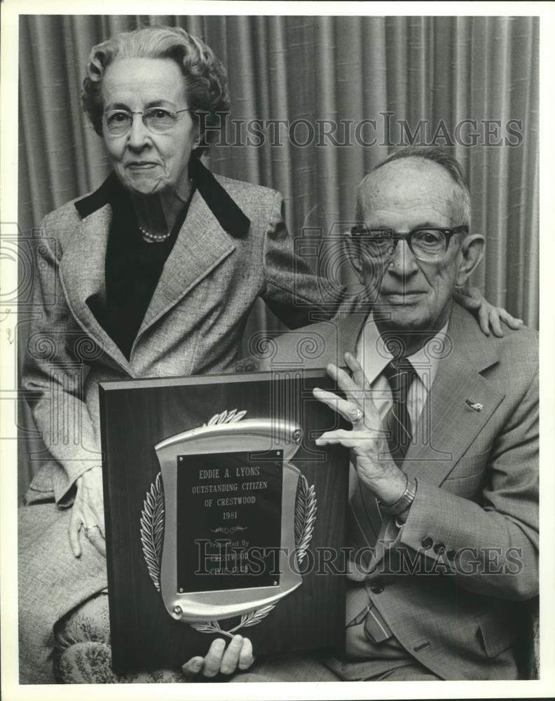 1982 Press Photo Mr. and Mrs. Edgar &quot;Eddie&quot; A. Lyons with Plaque - abna40482 - Historic Images