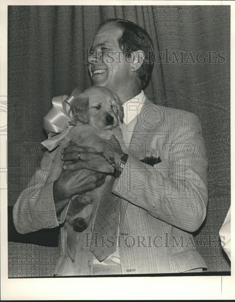 1985 Press Photo Democratic Committee Chairman Jimmy Knight and Puppy - Historic Images