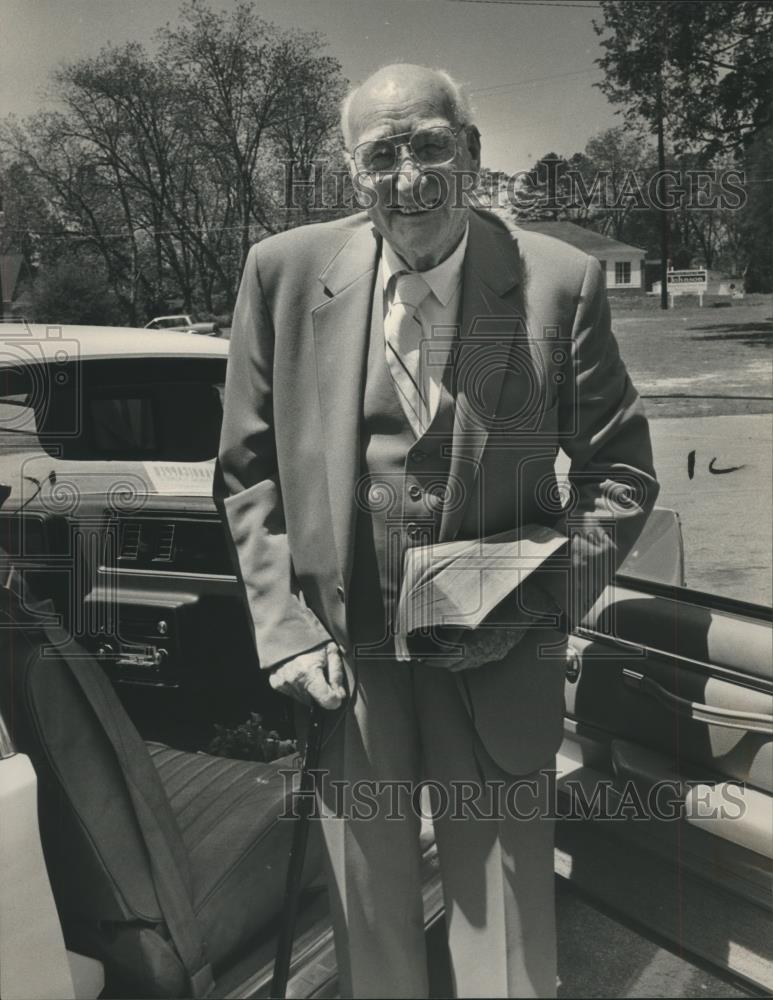 1987 Press Photo Arthur King holds Bible and can in Lanett - abna40596 - Historic Images