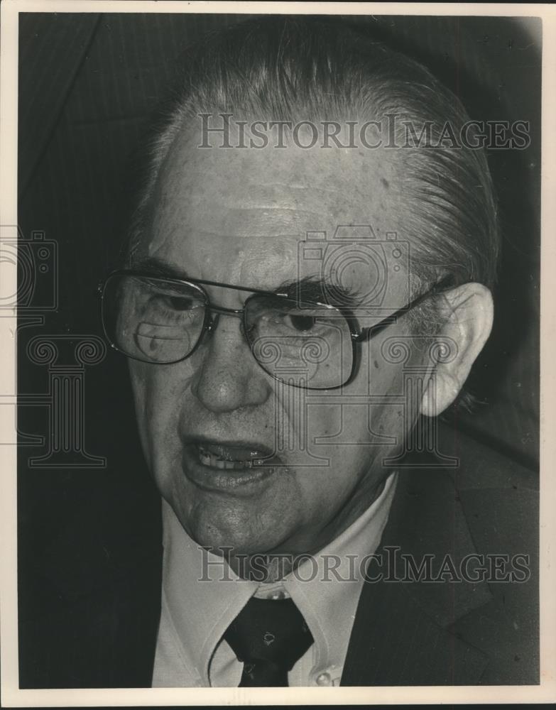 1986 Press Photo Alabama Governor George C. Wallace leaving Alabama Hospital - Historic Images
