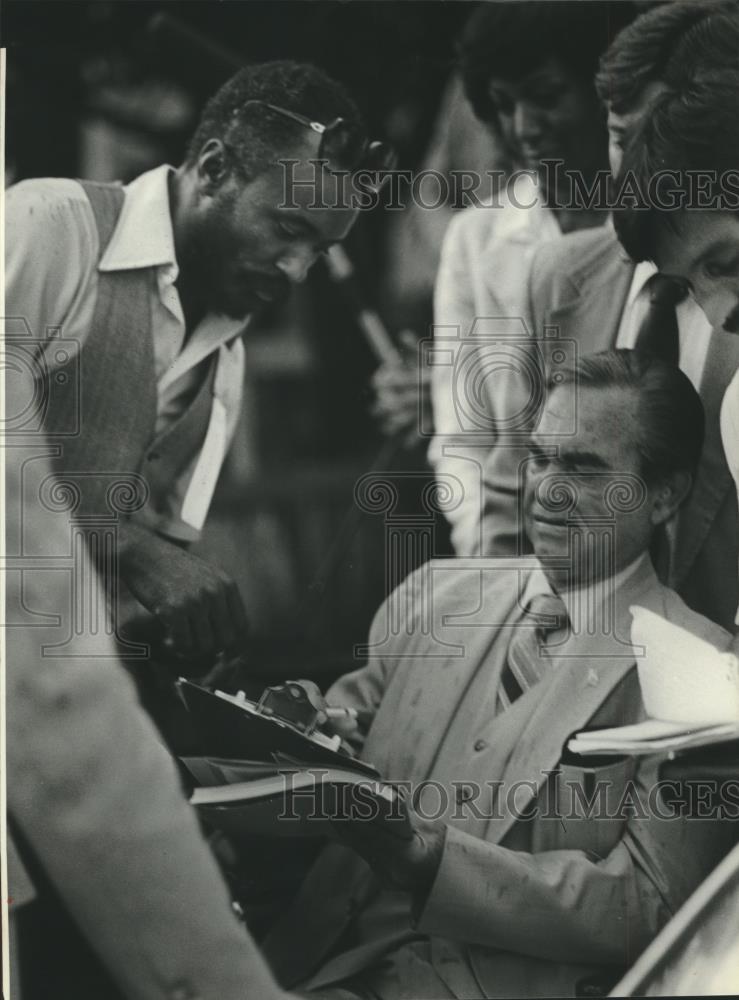 1982 Press Photo Jolly Short, South Carolina, gets signature from George Wallace - Historic Images