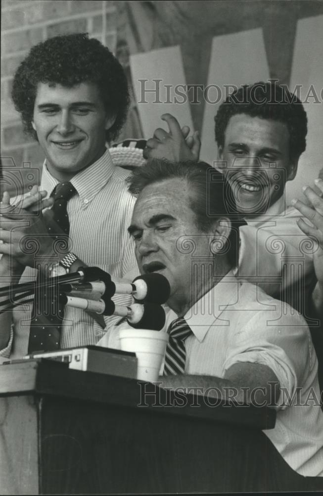 1982 Press Photo Former Alabama Governor George C. Wallace with Supporters - Historic Images