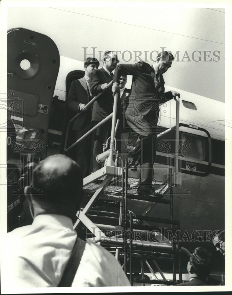 Press Photo Alabama Governor George Wallace Leaves Plane During Campaign Trail - Historic Images
