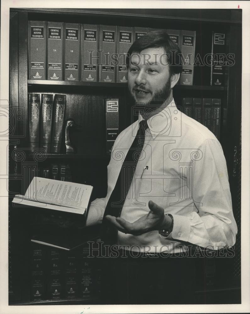 1989 Press Photo Attorney David Luker explains why he was late to court - Historic Images