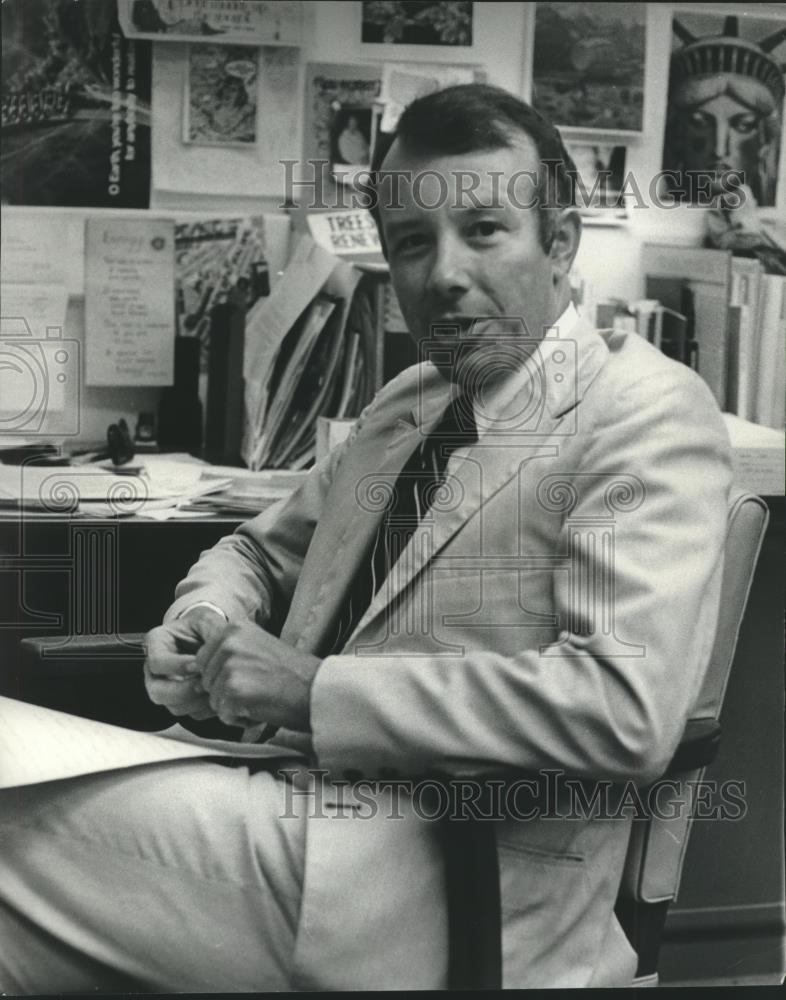 1977 Press Photo Doctor Edward Passerini is a professor of humanities in College - Historic Images