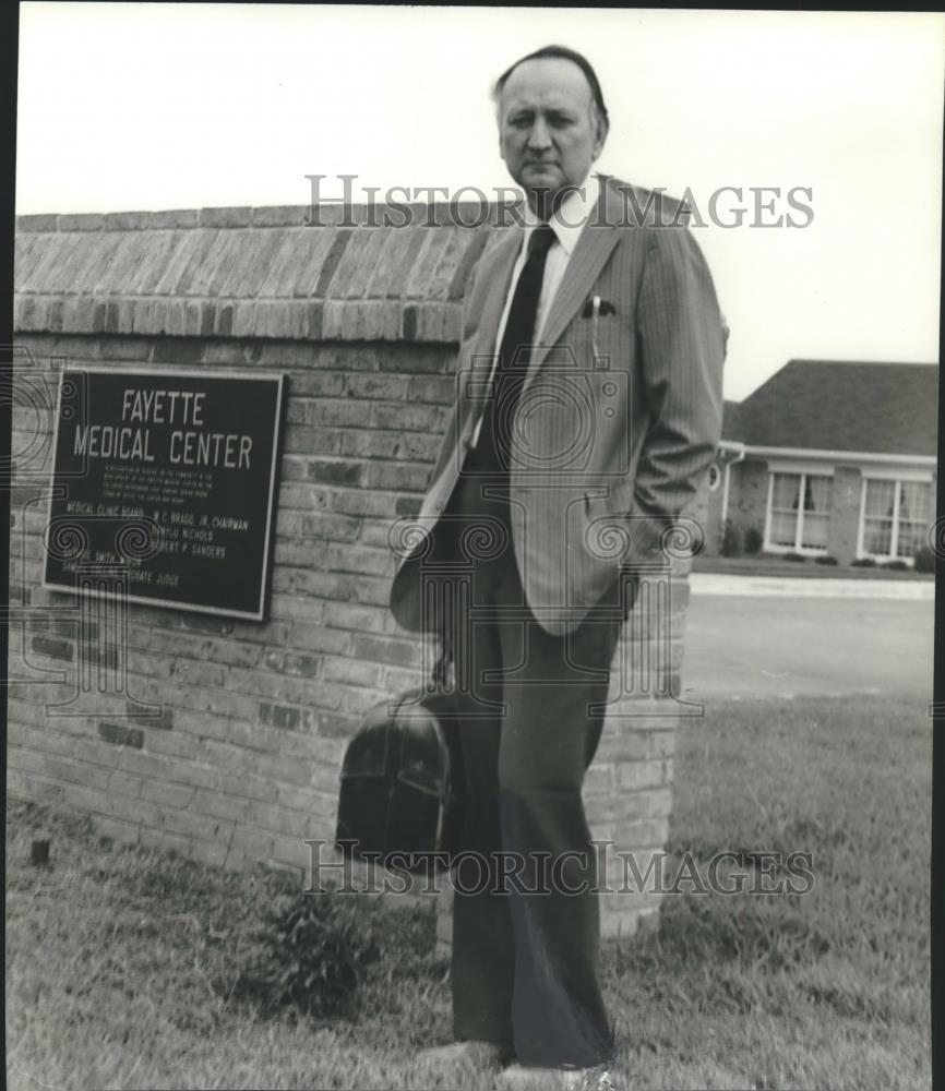 1981 Press Photo Doctor Richard O. Rutland, Jr., physician in front of his clini - Historic Images