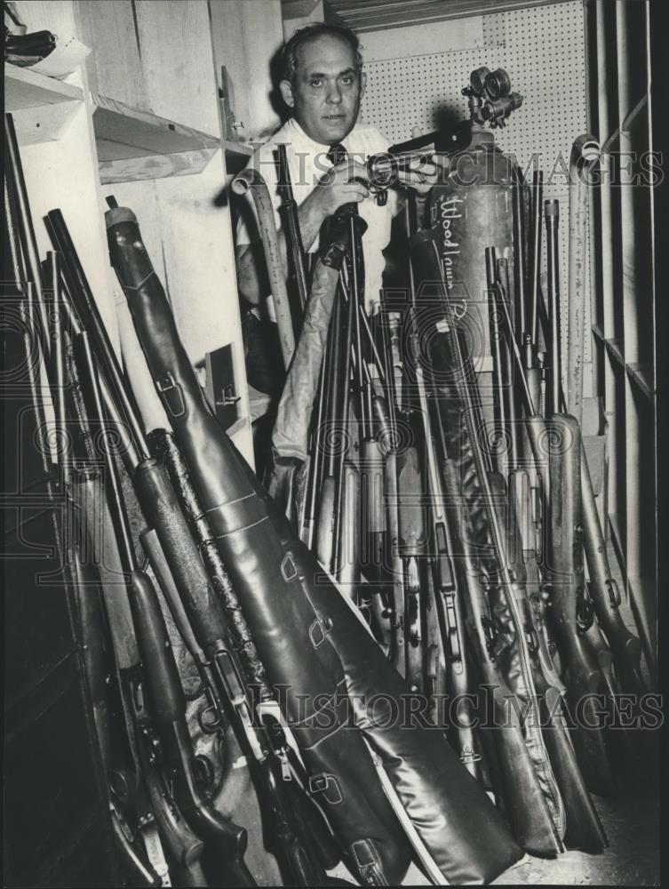 1976 Press Photo Birmingham Police Officer Sergeant W. T. Parkes with Gun Raid - Historic Images