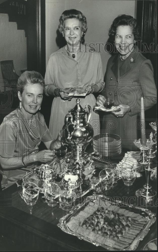 1978 Press Photo Members of Antiquarian Society at Ingalls home for coffee - Historic Images