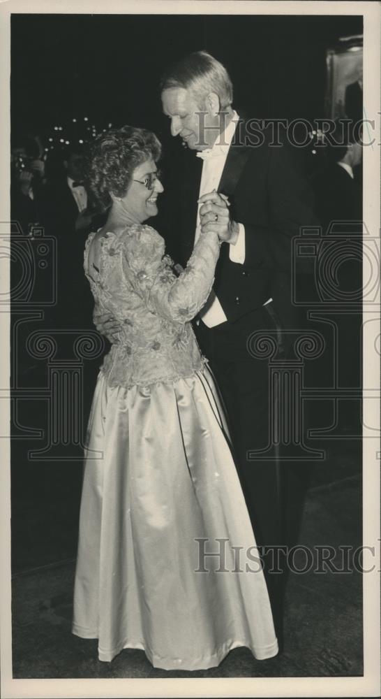 1987 Press Photo Governor and Mrs. Guy Hunt at inaugural Ball, Alabama - Historic Images