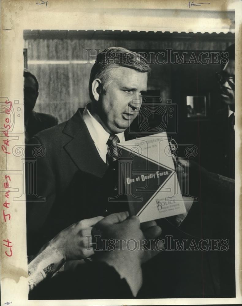 1978 Press Photo Birmingham Police Chief James Parsons with instruction book - Historic Images