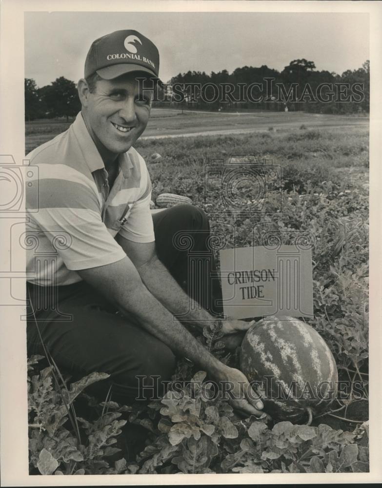 1990 Press Photo Jim Pitts holds Crimson Tide Sign and Watermelon on Farm - Historic Images