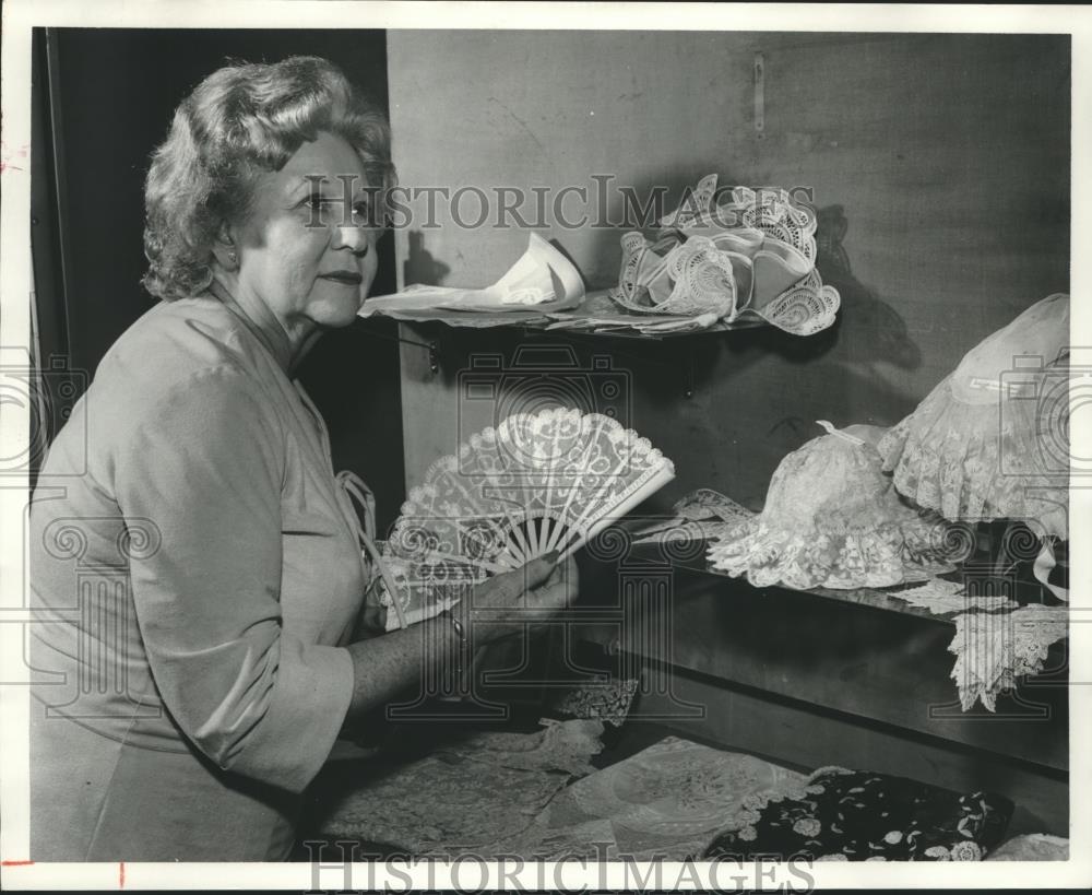 1978 Press Photo Mrs. Ernest Henderson at Festival of Arts Museum lace exhibit - Historic Images