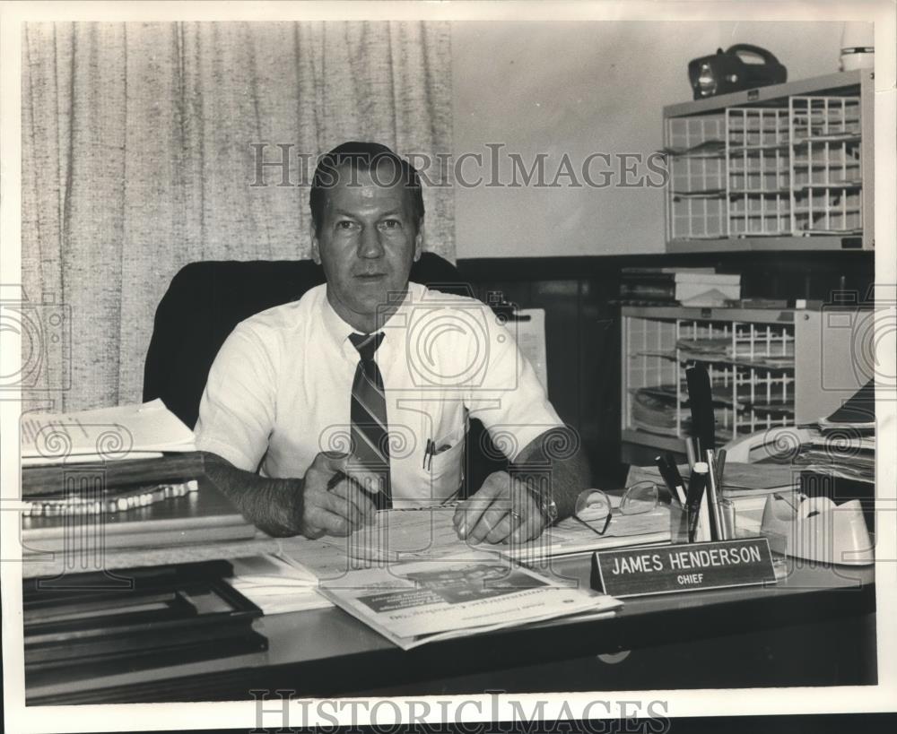 1990 Press Photo James Henderson, Clanton Police Chief at his desk, Alabama - Historic Images