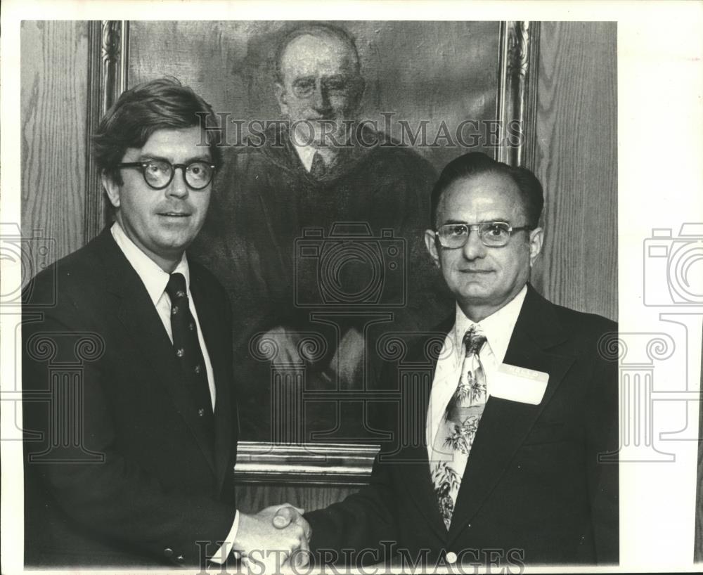 1976 Press Photo Attorney Hubert Grissom shaking hands with unidentified person - Historic Images