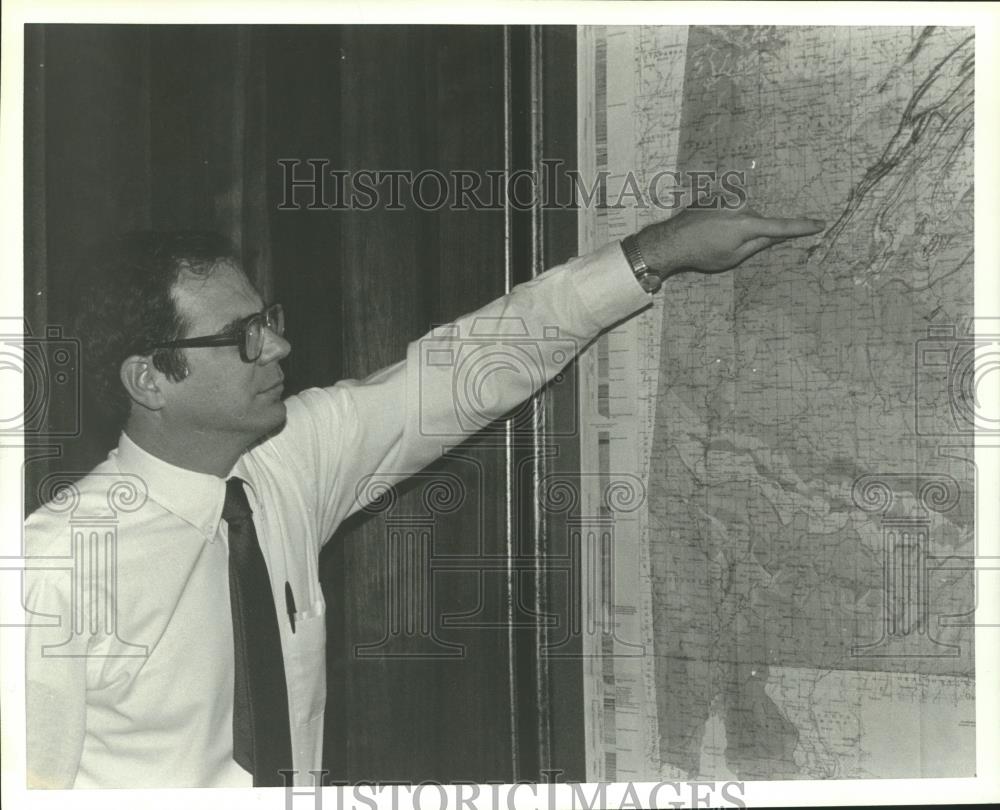 1982 Press Photo Doctor Ernest A. Mancini, Stage Geologist with Map - abna41150 - Historic Images