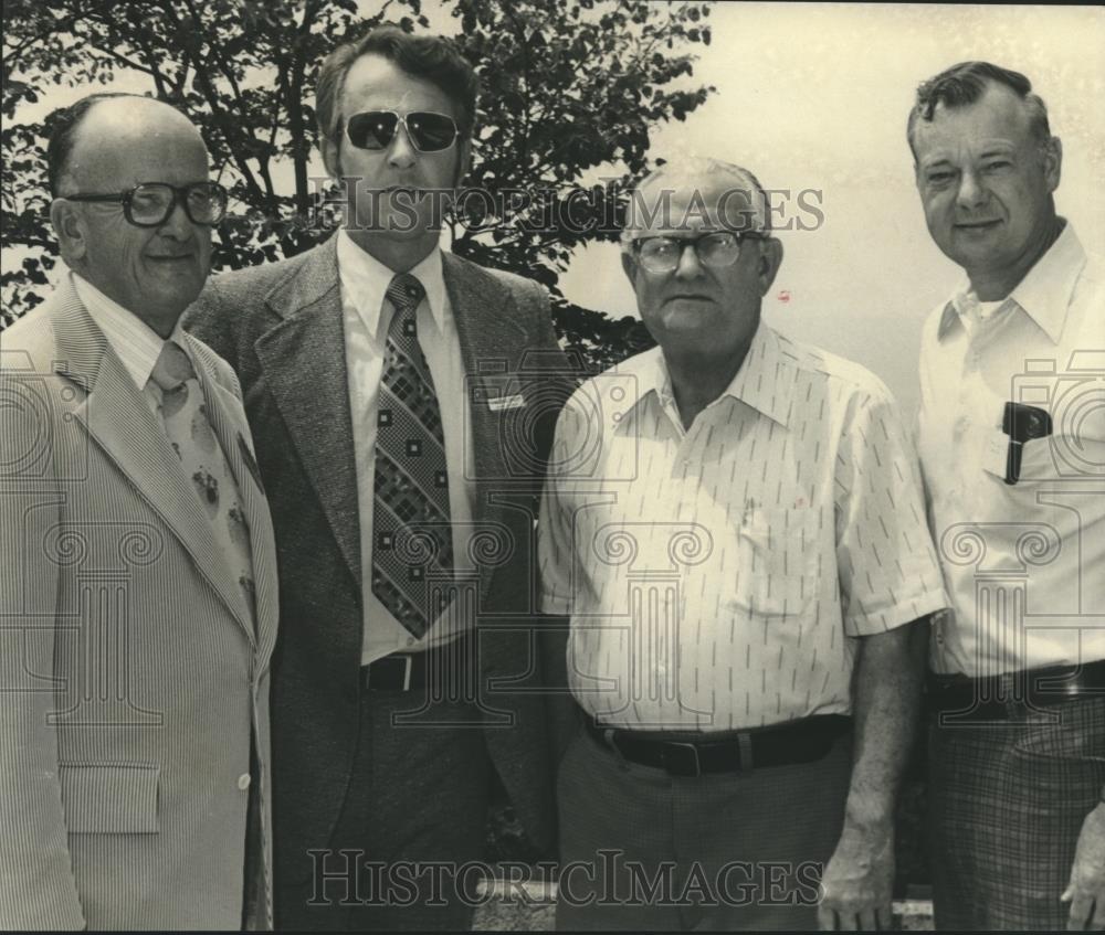 1976 Press Photo Extension Service Director Doctor J. Michael Sprott, Officers - Historic Images