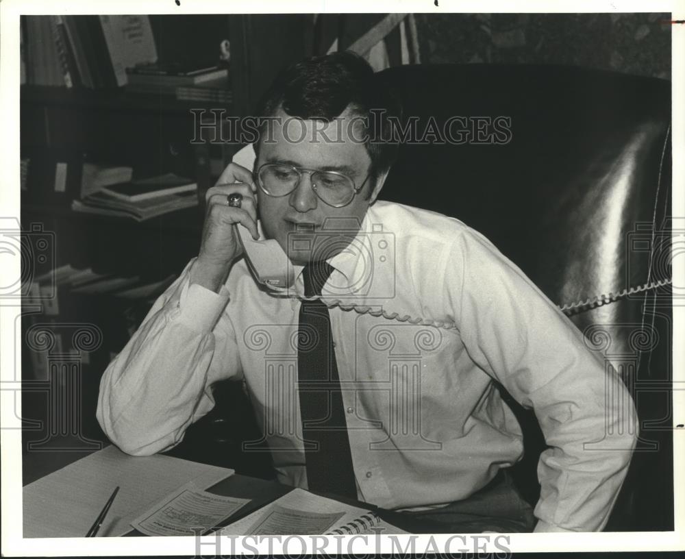 1981 Press Photo Former U.S. Senator Donald Stewart speaks on telephone - Historic Images