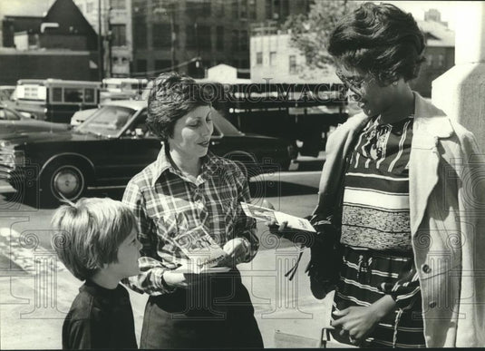 1978 Press Photo Lulu Stewart, son Taylor campaigns for Donald Stewart to Voter - Historic Images