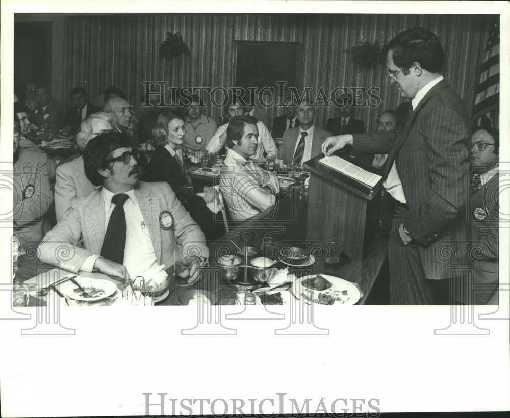 1980 Press Photo U. S. Senator Donald Stewart listens to questions at Meeting - Historic Images