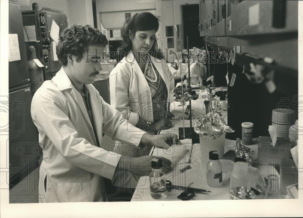 1985 Press Photo Doug Ritter, Doctor Polly Roy, University Researchers - Historic Images