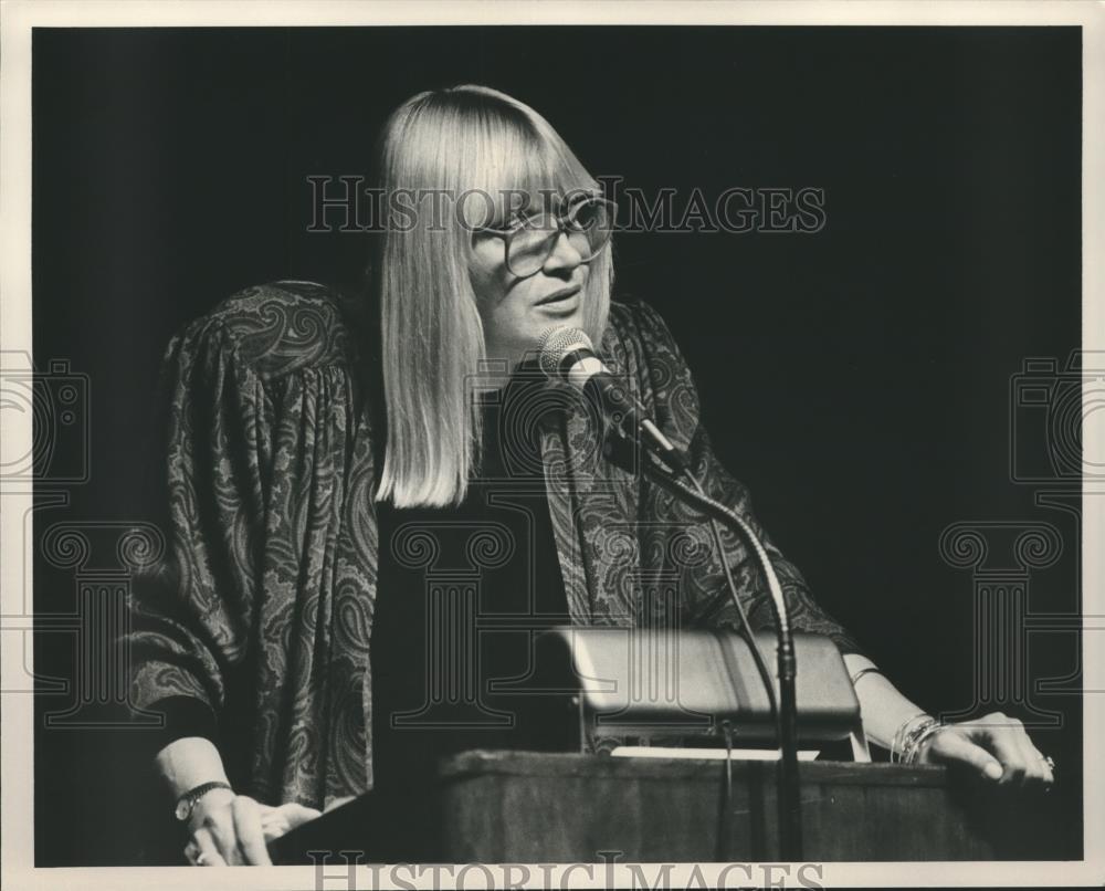 1986 Press Photo Mary Travis speaks at podium - abna41219 - Historic Images