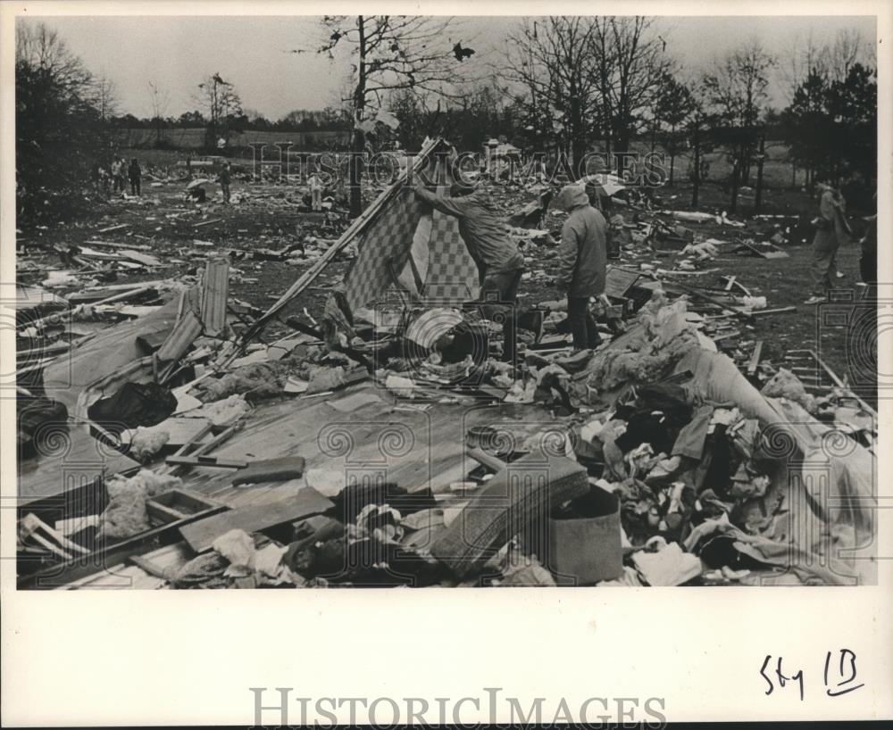 1990 Press Photo Persons sifting through home damaged by tornado in Alabama - Historic Images