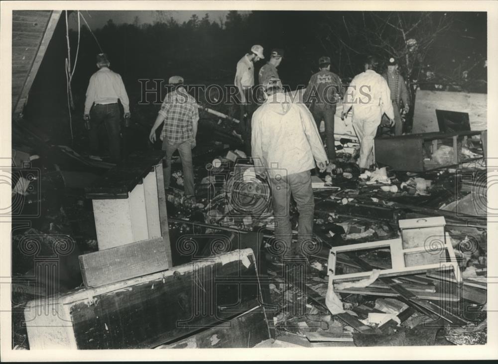 1989 Press Photo Unidentified persons sift through tornado damage in Clay County - Historic Images