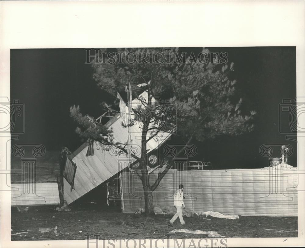 1988 Press Photo Rescue worker looks for woman beside overturned truck, Cullman - Historic Images