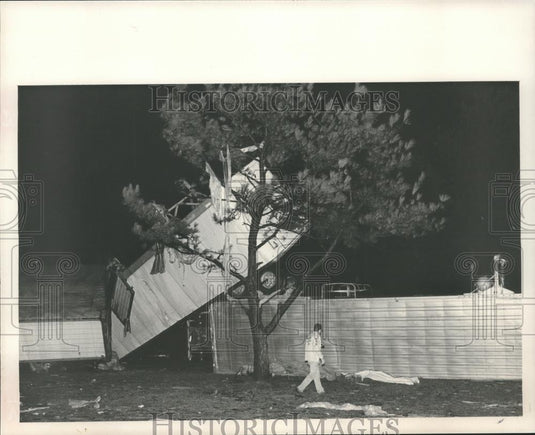 1988 Press Photo Rescue worker looks for woman beside overturned truck, Cullman - Historic Images