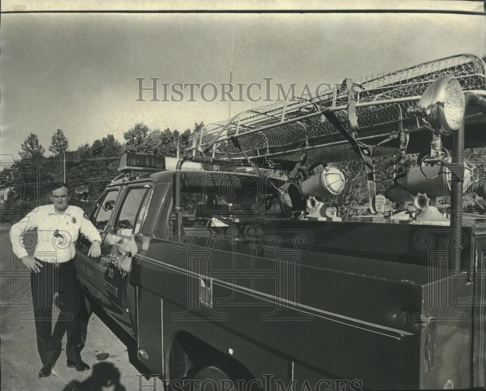 1976 Press Photo Vestavia Fire Chief, Bill Towers next to fire vehicle, Alabama - Historic Images