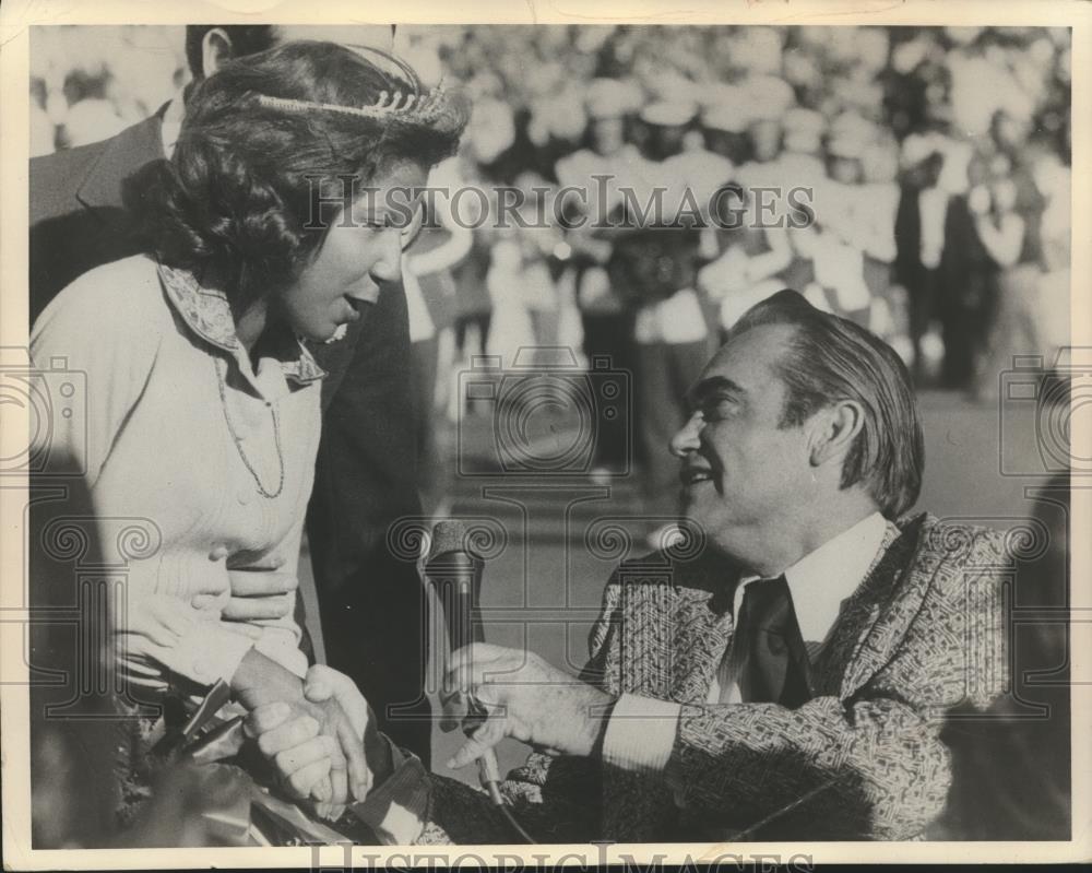 Press Photo Alabama Governor George Wallace shakes hands with woman - abna41399 - Historic Images