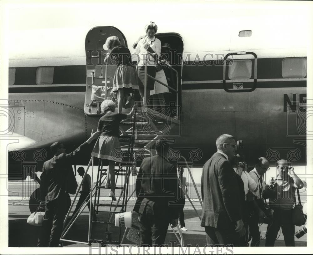 Press Photo Lisa Taylor Wallace, Wallace campaign, with others, leaving plane - Historic Images