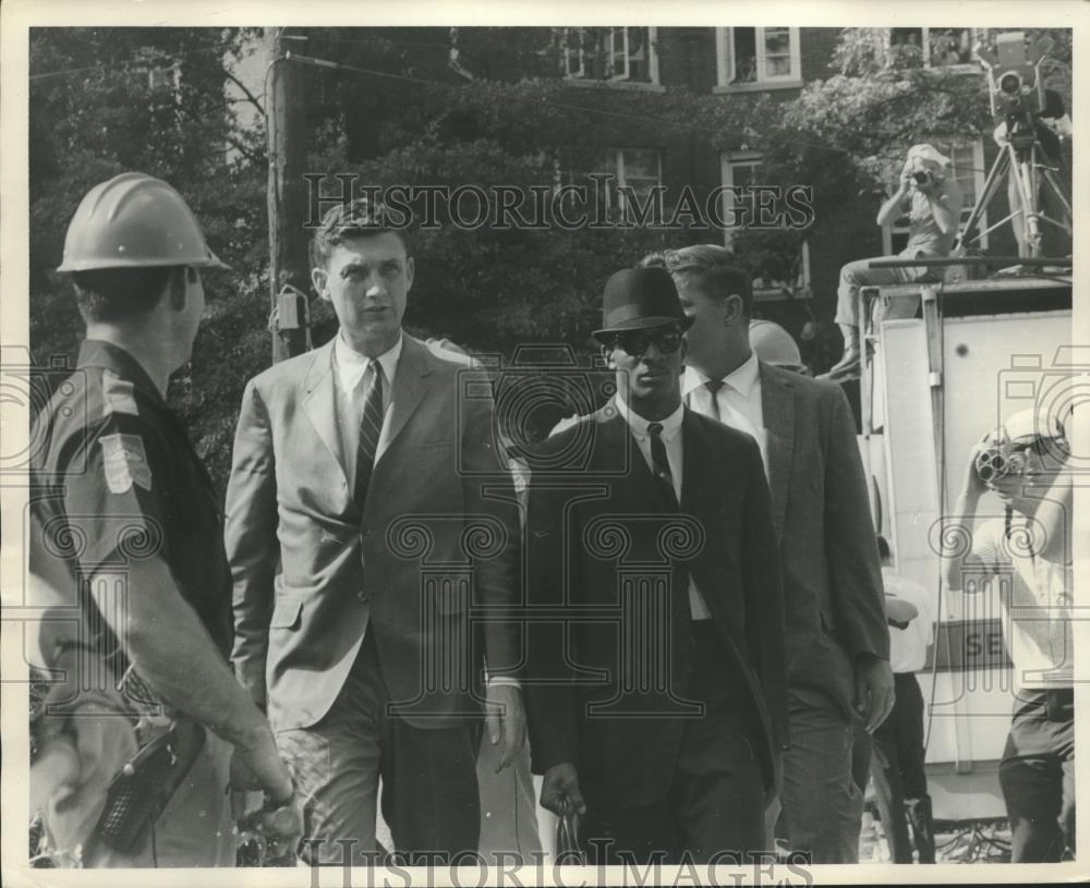 1987 Press Photo Wallace, with unidentified persons leaving school in Alabama - Historic Images