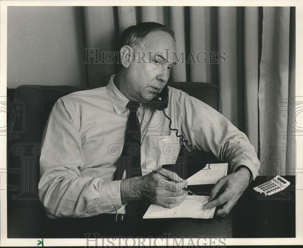 1989 Press Photo David Herring, politician, getting results over phone, Alabama - Historic Images