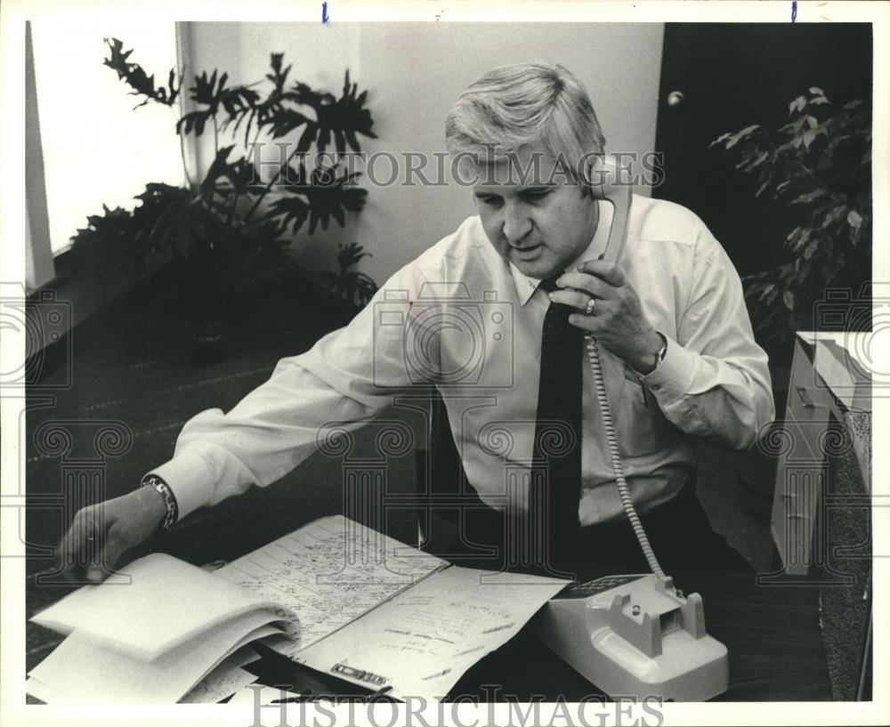 1981 Press Photo Jim Parsons at work Monday at Homewood City Hall, Alabama - Historic Images