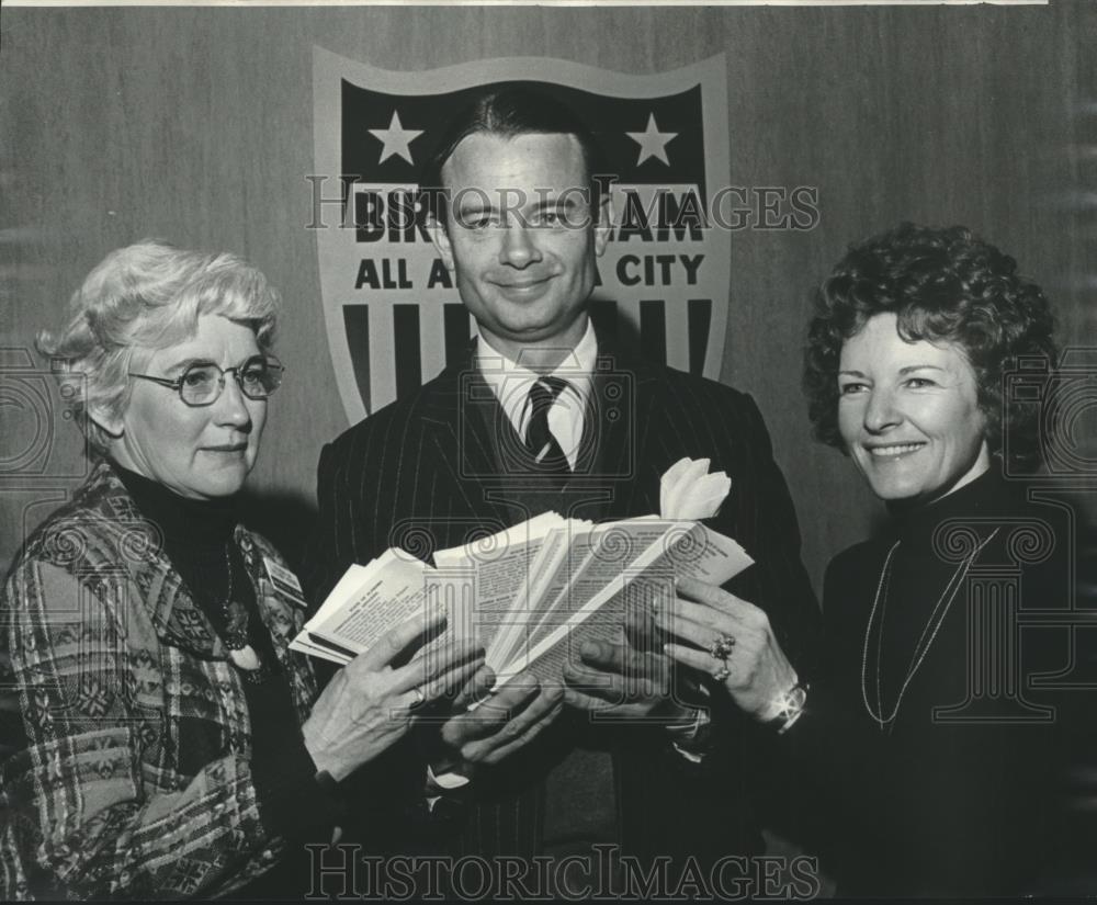 1977 Press Photo League of Women Voters Members, and Jim Stevens, Birmingham - Historic Images